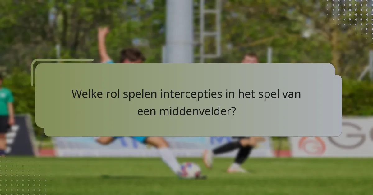 Welke rol spelen intercepties in het spel van een middenvelder?